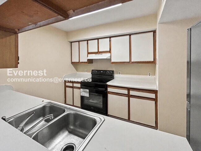 Foto del edificio - 3 Bed, 1.5 Bath Townhome with Off-Street Parking / Pet-Friendly / Available Now!