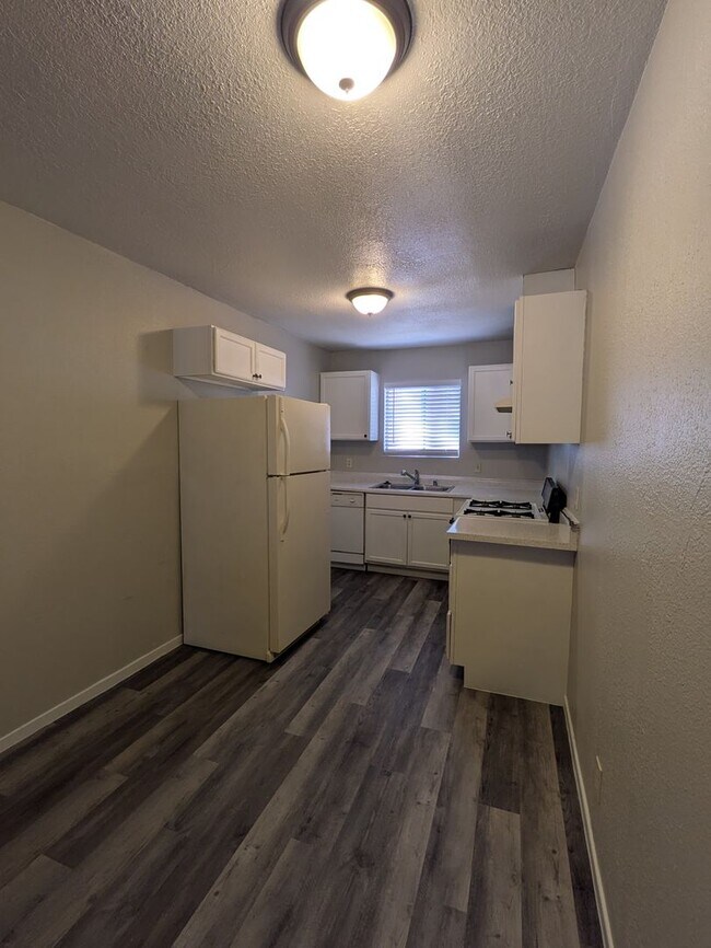 Foto del edificio - REMODELED 2 BEDROOM FOURPLEX UNIT