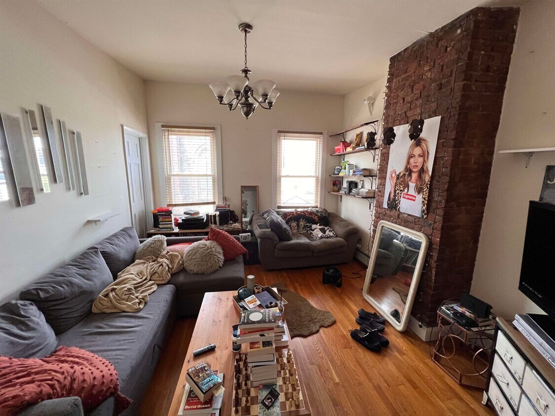 Primary Photo - 462 Monmouth St