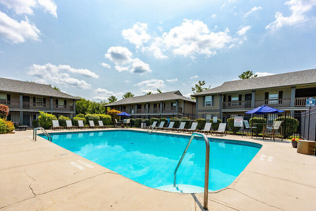 Piscina refrescante y área de salón en The Commons Student Apartments en Oxford, OH - The Commons