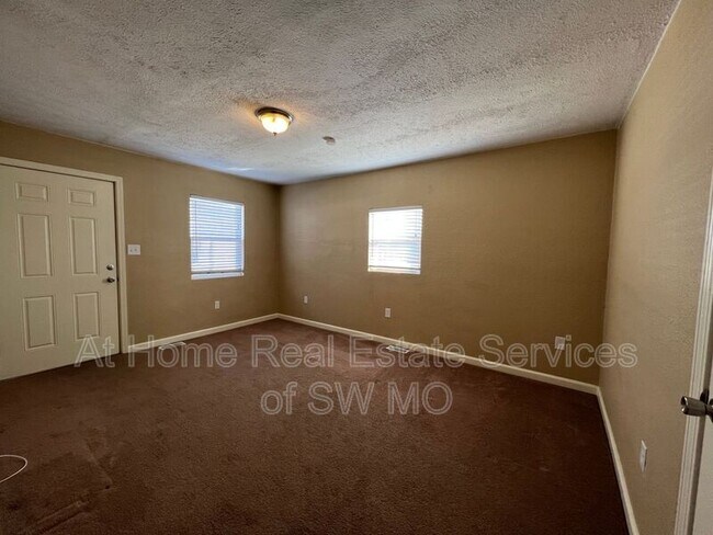 Foto del edificio - 1025 N Forest Ave