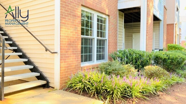 Building Photo - 270 Riverbend Dr