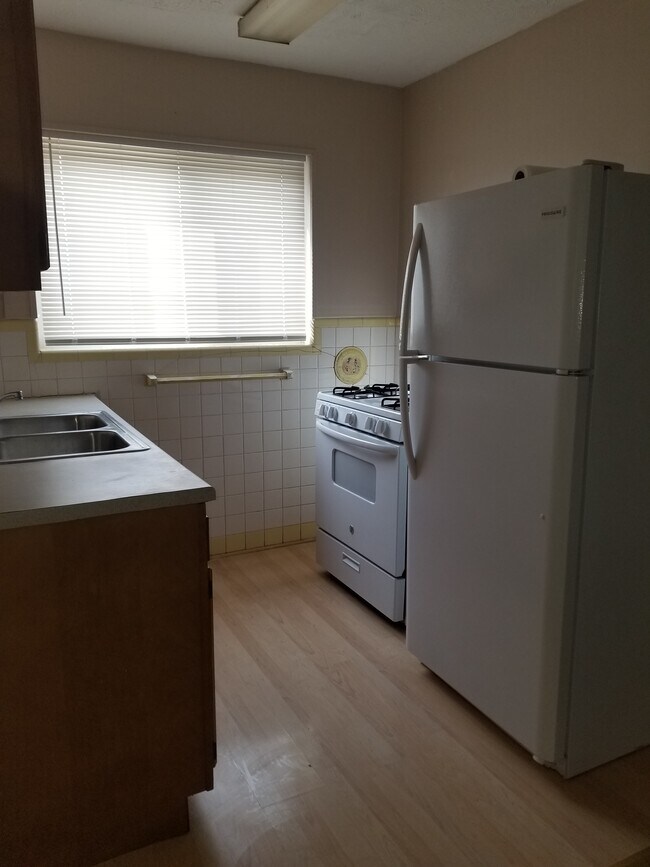 Kitchen - 3619 Woodford Rd