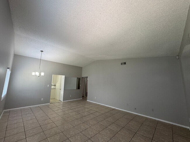 Building Photo - Freshly Updated Home for Lease – Move-In R...