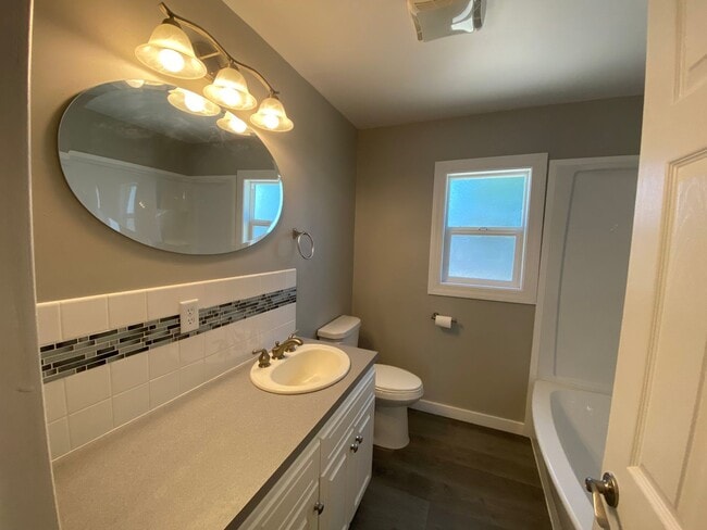 Building Photo - 3 Bed 1.5 bath home in Prineville