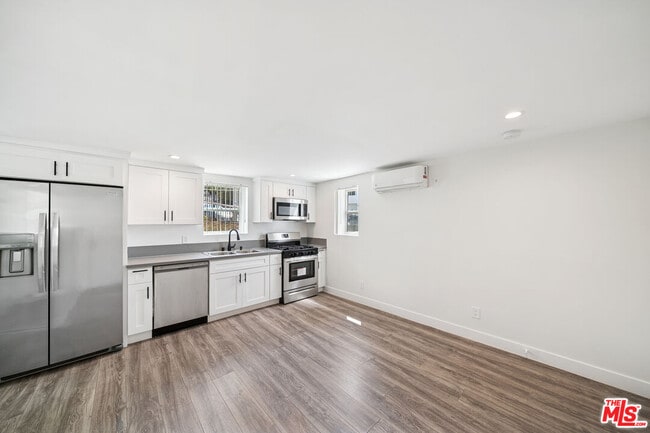 Building Photo - 1267 Vin Scully Ave