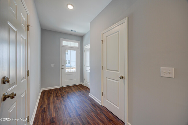 Foto del edificio - 9096 Laurel Bay Ln