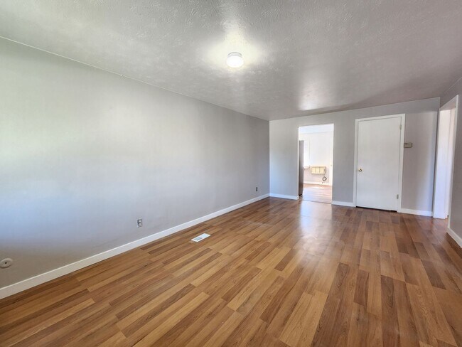 Building Photo - 4 Bed house in great location!
