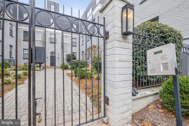 Gated entry - 16 17th St NE