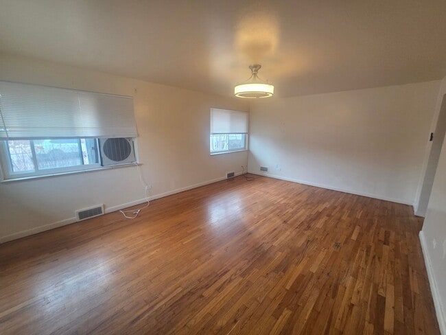 Building Photo - Charming 2-Bedroom Home in Prime Denver Location