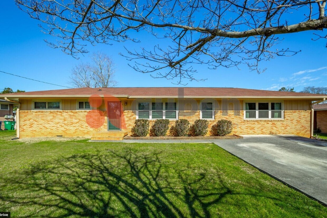 Foto principal - Updated 3 bed 2 bath in East Ridge! Fenced...