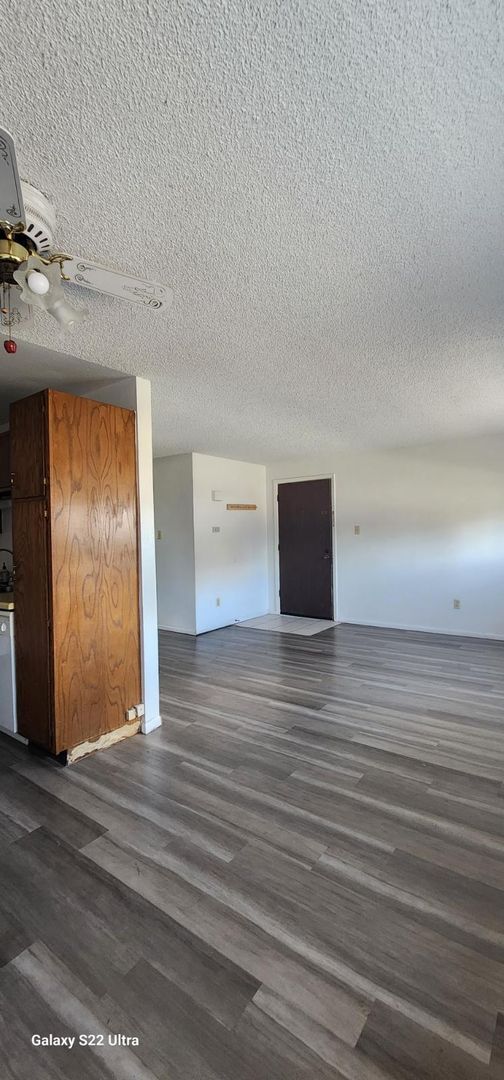 Building Photo - Garden level 2 bed, 1 bath apartment in Ch...