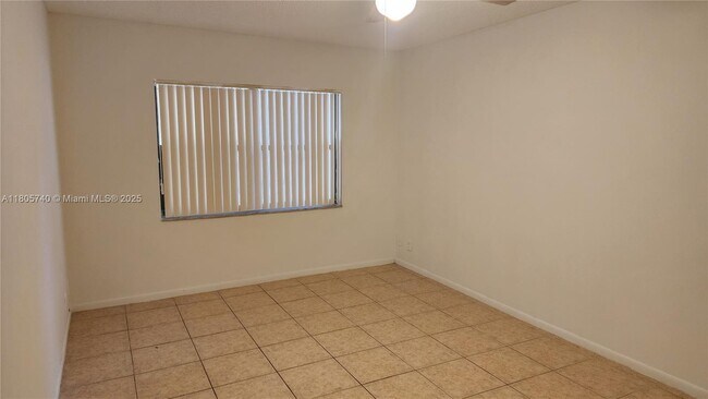 Foto del edificio - 8290 Lake Dr