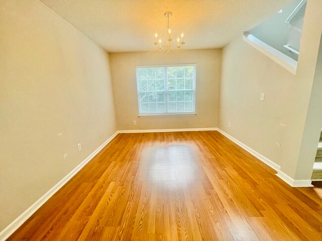 Building Photo - 528 River View Dr