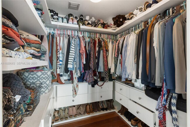 Foto del edificio - 335 S Biscayne Blvd