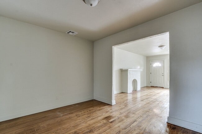 Building Photo - Charming Updated 1-Bedroom Home in Great L...