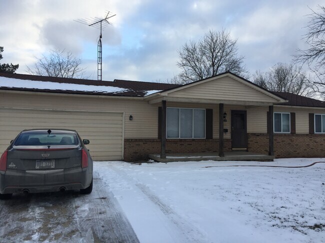 Building Photo - 1454 Hilltop Dr
