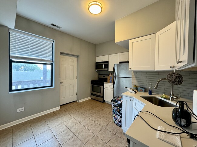 Building Photo - 1553 W Olive Ave