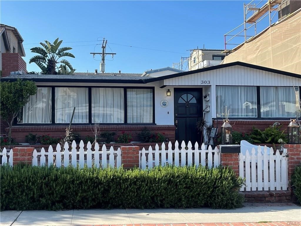 Primary Photo - 303 Goldenrod Ave