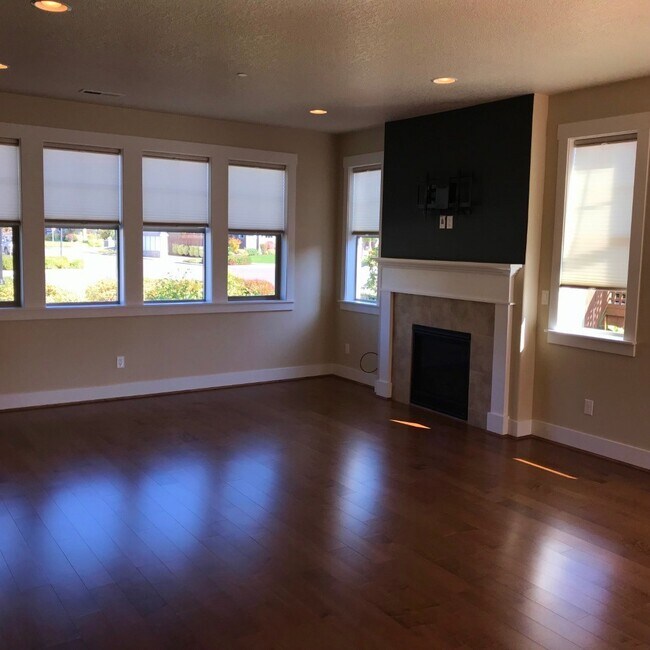 Building Photo - Beautiful 4 Bedroom Home Located on Corner...