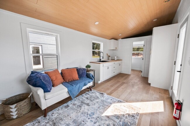 Building Photo - 2015 Union School Rd SW