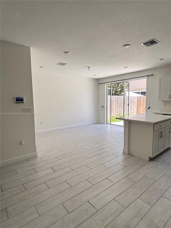 Foto del edificio - 2468 SE 10th St
