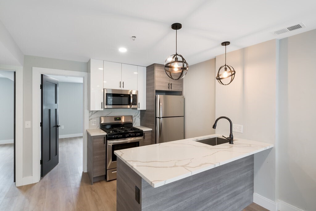 Foto principal - 127 Saratoga St