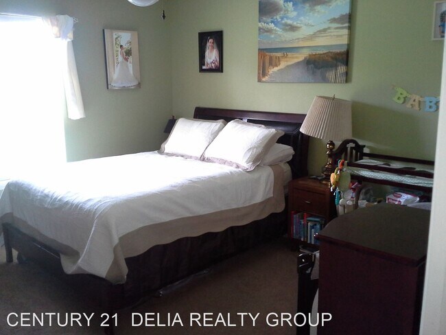 Building Photo - 3 br, 2 bath House - 211 North Ridge Dr.