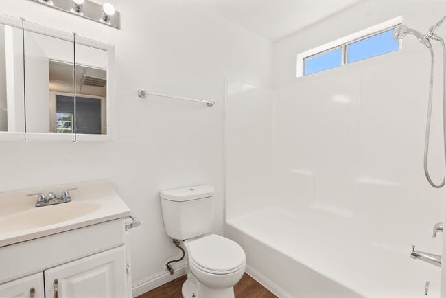 Building Photo - Updated 1BD/1BA Apartment in well maintain...
