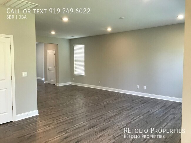 Building Photo - Grand 5 Bedroom 3 Baths House w/1st FL gue...