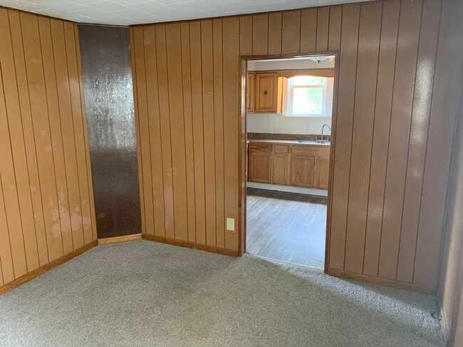 Building Photo - 4 bedroom, 2 bath home with detached garage