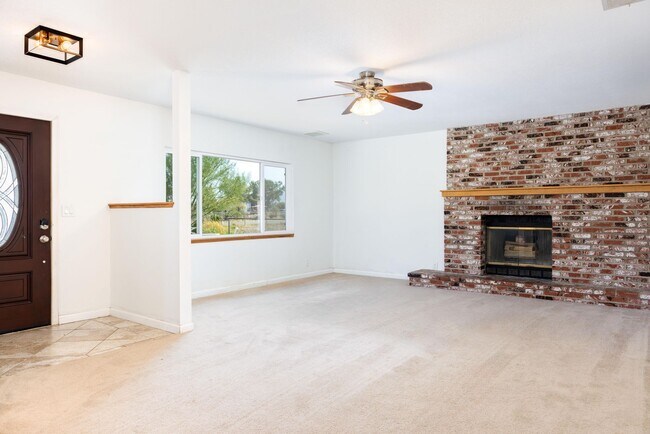 Foto del edificio - INYOKERN HOME AVAILABLE NOW!!