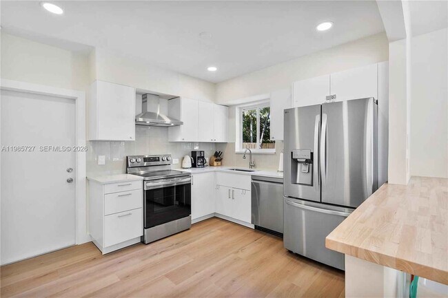 Building Photo - 10801 Peachtree Dr