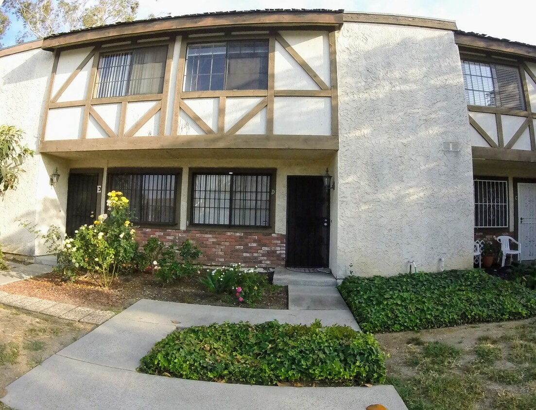 Foto principal - 8280 Rush St