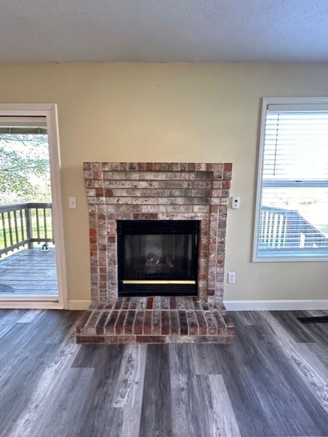 Building Photo - Spacious 4 Bedroom Duplex Located In Ozark!