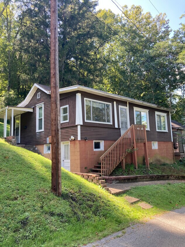 Primary Photo - 232 Wilson St
