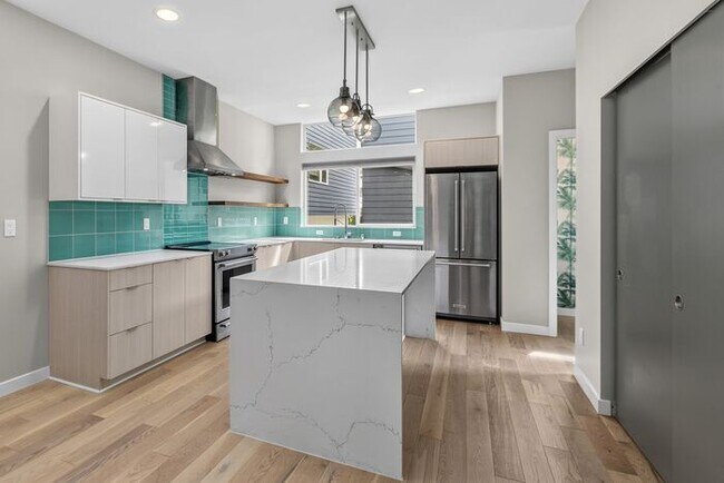 Building Photo - Stunning Standalone Townhome In Coveted Lincoln Park w/ AC (1st Month Free)
