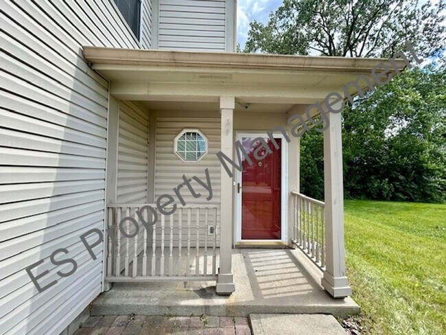 Foto del edificio - Gorgeous Updated 3 Bedroom 2.5 Bathroom Tw...