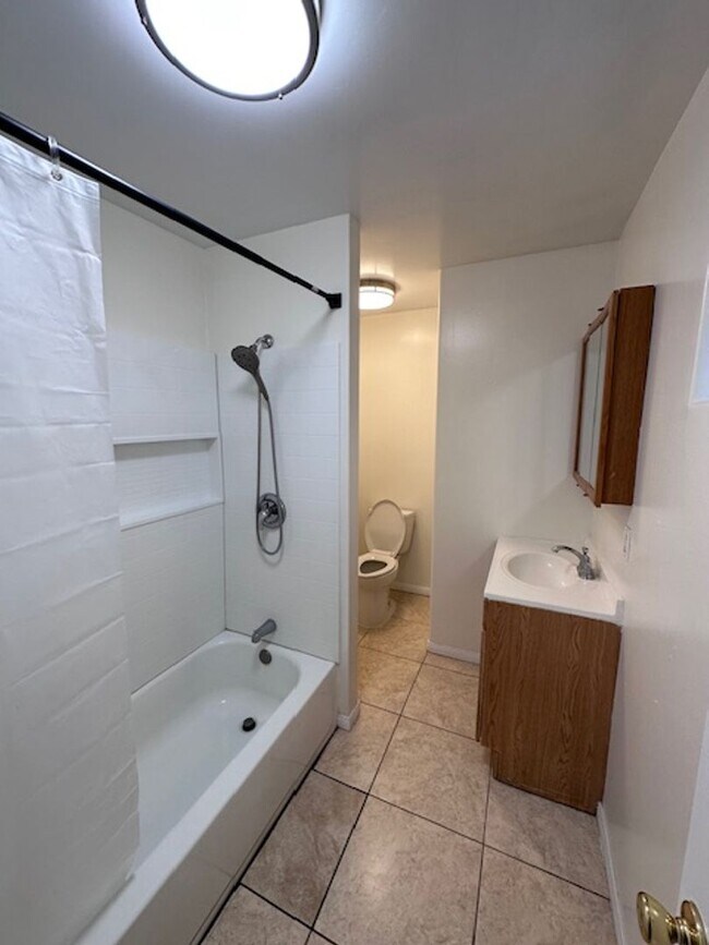 Foto del edificio - Charming 2 bed+1 bath + bonus office avail...