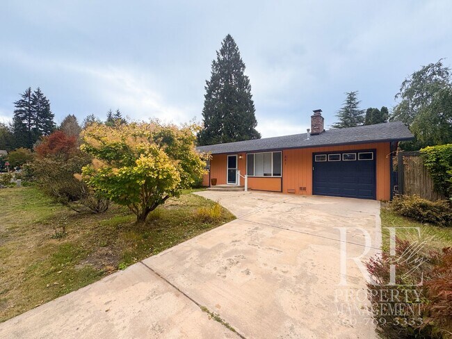 Building Photo - 681 NE Cottonwood Dr