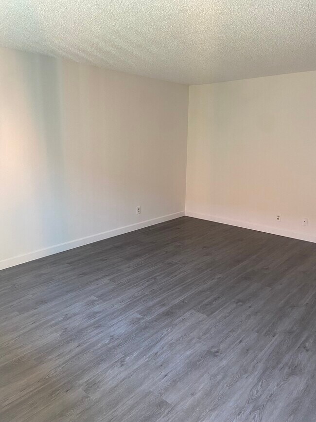 Foto del edificio - 4619 Rosewood Ave