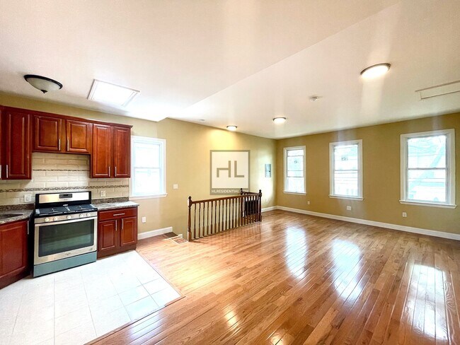 Building Photo - Huge 1 Bed + Home Office | Grant Avenue, C...