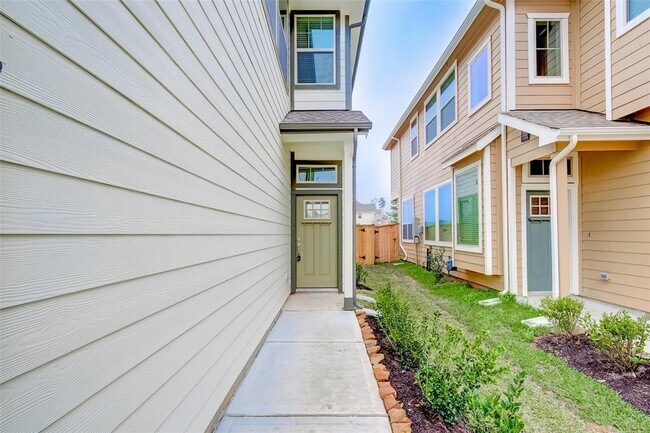 Building Photo - 331 Biltmore Loop