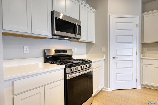 Foto del edificio - Coming Soon - Modern Living Meets Ultimate Convenience in St. Clair Place!