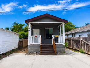 Building Photo - 133 2nd Ave