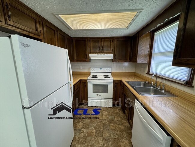 Building Photo - 1795 E Southern Manor Dr