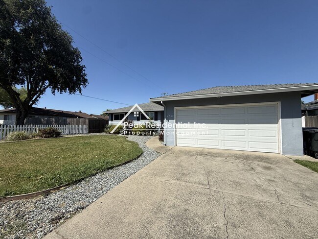 Foto del edificio - A Charming 3bd/2ba Sacramento House with Fenced Backyard
