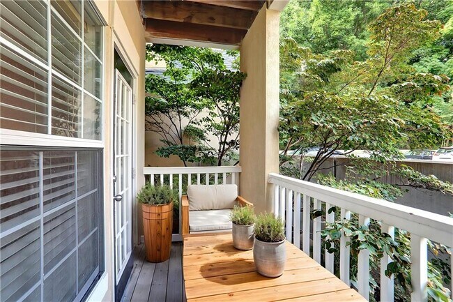 Foto del edificio - 3206 Westchester Ridge NE