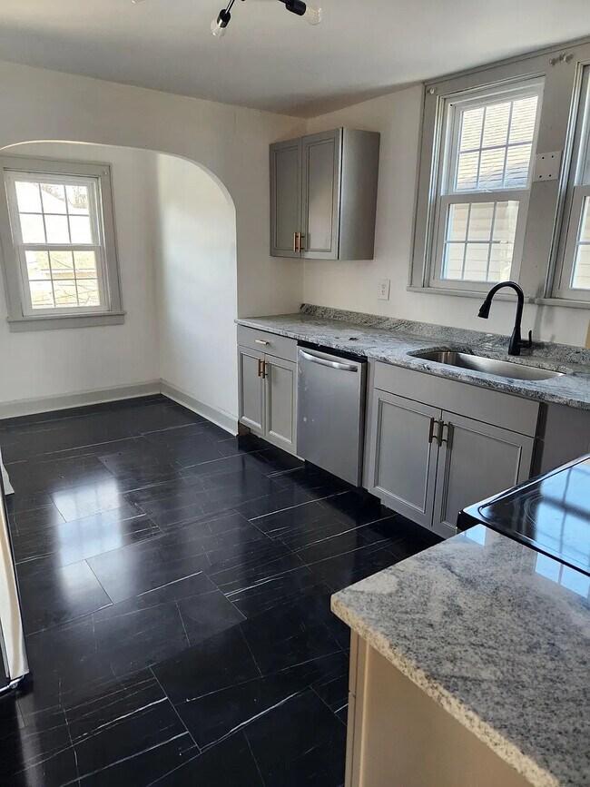 Foto del edificio - 302 Everett Ave