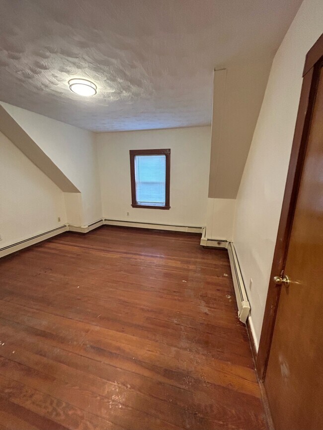 Building Photo - 35 Esmond St
